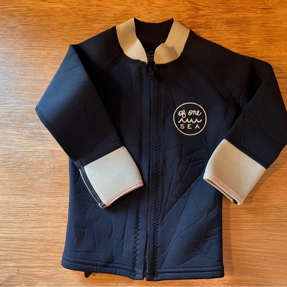 🌊of one sea wetsuit top size 2T 🌊 - Picture 6 of 8